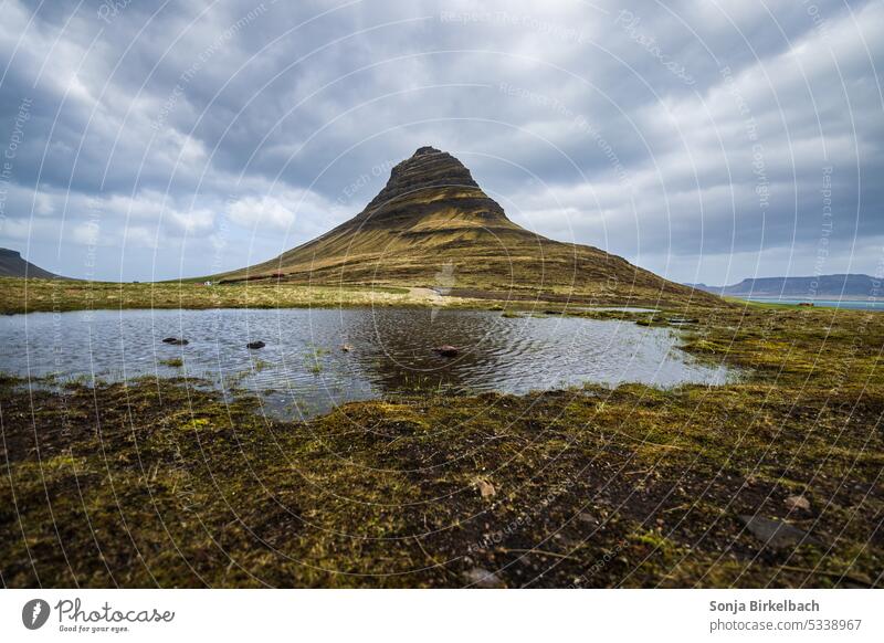 Typisches Islandbild - der Kirkjufell - Berg in einer wirklich lustigen Form kirkjufell Islandreise Anziehungskraft schön Europa berühmt Snæfellsnes Sommer