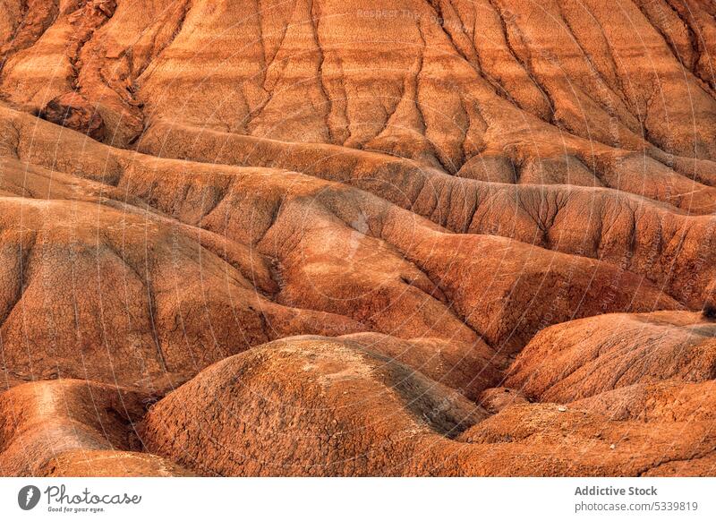 Sandiges Wüstengelände mit Felsen wüst felsig uneben Natur rau Gelände Hintergrund Stein Formation Berge u. Gebirge Geologie trocknen Landschaft Oberfläche