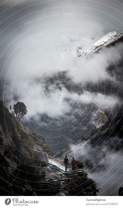Pfad Mensch Natur Landschaft Urelemente Himmel Gewitterwolken Herbst Nebel Felsen Berge u. Gebirge Schneebedeckte Gipfel Nepal ästhetisch außergewöhnlich