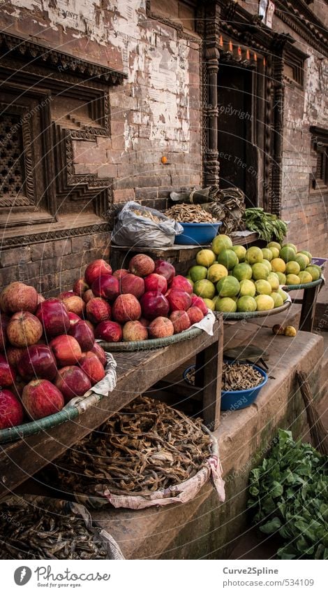 Markt Lebensmittel Gemüse Frucht Apfel Vegetarische Ernährung kaufen Kultur Haus Gebäude Mauer Wand Armut ästhetisch exotisch braun grün rot Lebensfreude