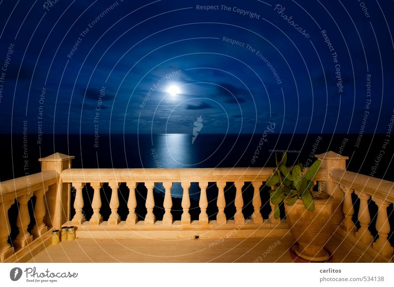 Der Mond, meine Damen und Herren, Urelemente Erde Luft Wasser Himmel Nachthimmel Vollmond Schönes Wetter Meer Balkon Terrasse ästhetisch Säule Geländer Aussicht