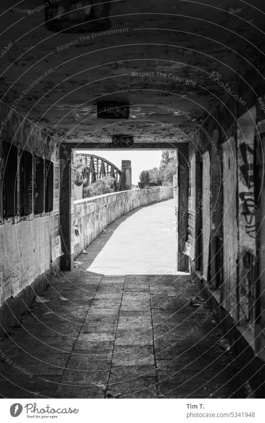 Durchgang zur Brücke Friedrichshain Elsenbrücke s/w Schwarzweißfoto b/w Außenaufnahme Tag b&w Menschenleer Architektur ruhig Einsamkeit Berlin Straße Bauwerk