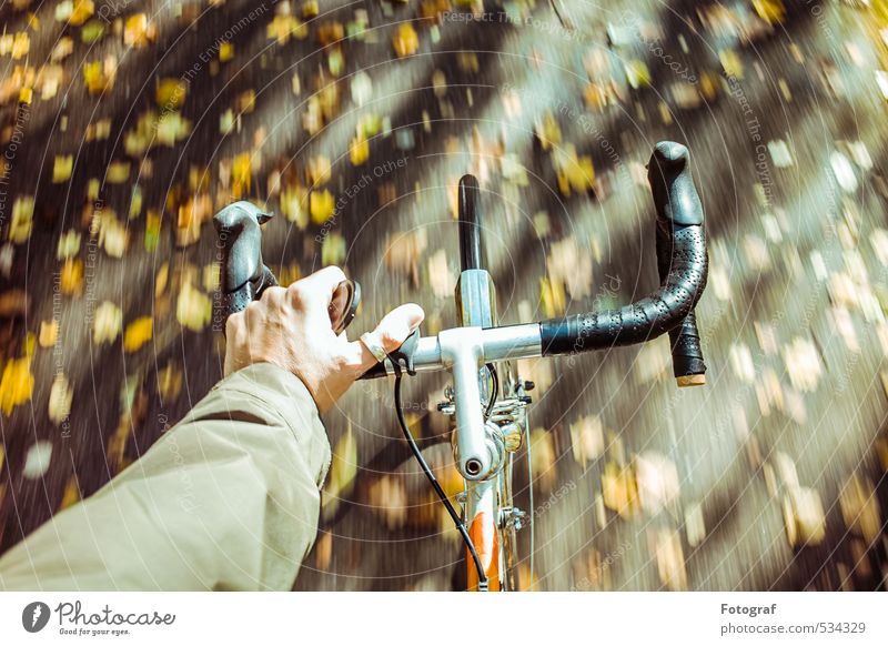 Radfahren. Sport Fitness Sport-Training Fahrradfahren 1 Mensch Klima Regen genießen Farbfoto Außenaufnahme Morgendämmerung Bewegungsunschärfe