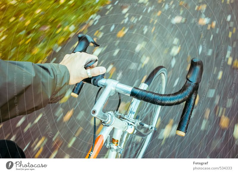 Ich fahr’. Arme Hand 30-45 Jahre Erwachsene Kultur Herbst Unwetter Regen Garten Park Fahrrad Metall Sport wandern dunkel elegant kalt Fröhlichkeit Begeisterung