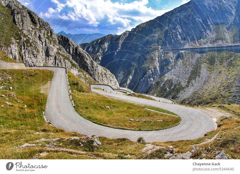 Passstraße in den Alpen Alpenpanorama Schweiz Natur Gebirge Felswand Straße Berge Wolken