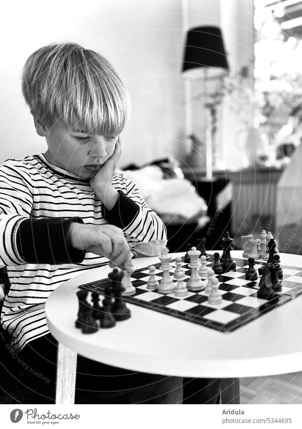 Der Meister und sein Endgegner | Kind spielt gegen sich selbst Schach Kindheit Schachspiel Schachbrett Schachspieler Schachfigur Spielfigur Spielen weiß schwarz