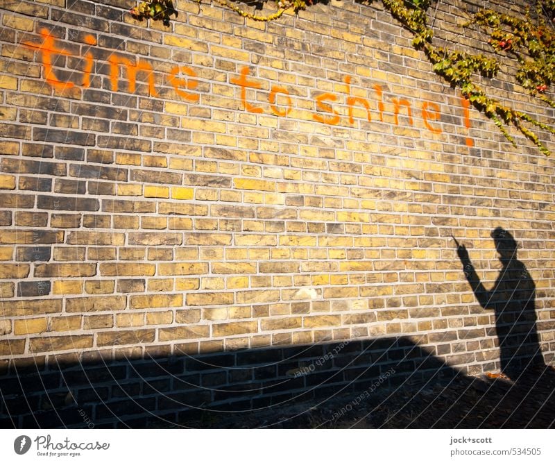 time to shine! Farn Kreuzberg Mauer Backstein Ausrufezeichen Wärme Lebensfreude Weisheit erleben Idee Kreativität träumen Straßenkunst Englisch Redewendung