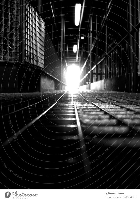 Gallerie Musical Kunst dunkel schwarz Gitter Steg Licht unheimlich gruselig kalt Physik Neonlicht Stahl Aluminium Lagerhalle Bühne Eisenbahn Beginn