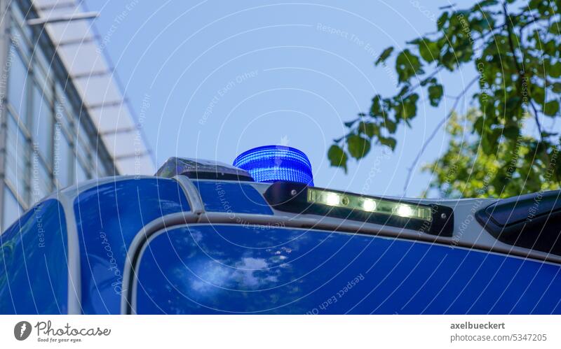 Blaulicht am Polizei- oder Rettungsfahrzeug bei Nacht - ein lizenzfreies  Stock Foto von Photocase