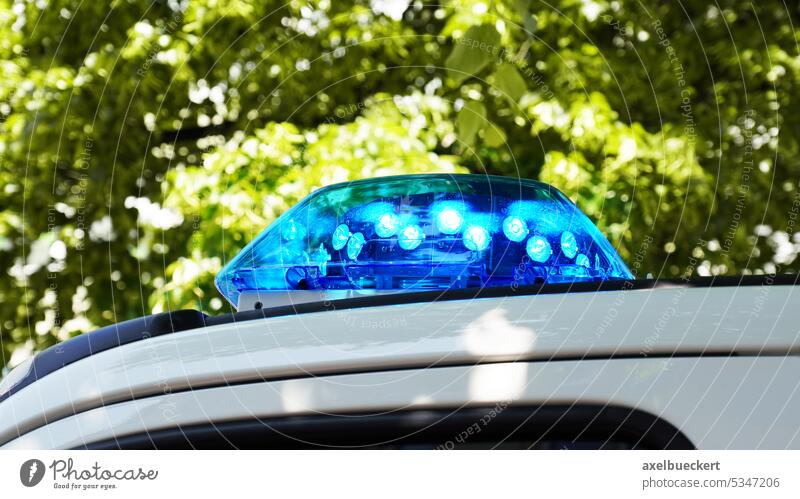 Blaulicht auf dem Dach von Polizeiauto blaulicht Polizeiwagen Autodach PKW einsatzfahrzeug Deutschland Notfall Fahrzeug Licht retten Top Dringlichkeit