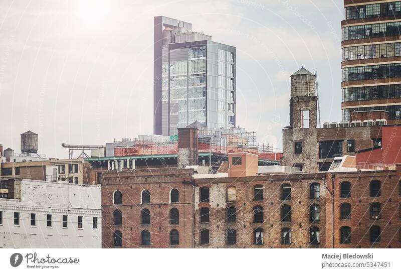 Retro-Tonbild von New York City Industrie-Stadtbild mit Wassertürmen, USA. nyc Großstadt New York State Wasserturm Gebäude Manhattan Fenster Architektur Turm