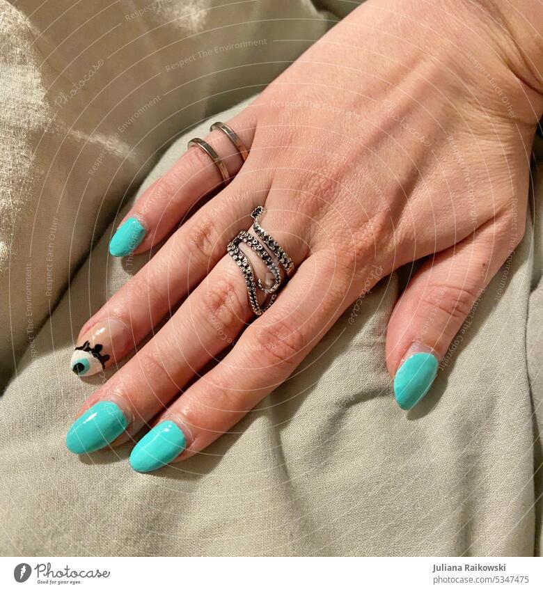 Bunt manikürte Hand mit Ringen Finger Haut Mensch Fingernagel Erwachsene Detailaufnahme Maniküre feminin schön Frau Nägel Nagellack Beautyfotografie Pflege