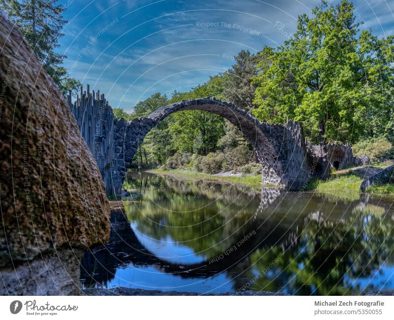 Die Rakotz-Brücke, auch als Teufelsbrücke bekannt, in Kromlau Deutschland Natur Landschaft reisen Wald Wahrzeichen See Wasser Reflexion & Spiegelung kromlau