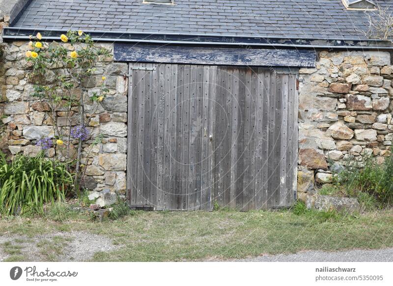 Fassade Scheune Holzbretter Holztür Schreinerarbeiten braun Metall Tor Tür verschlossen Schloß zu alt historisch Sicherheit gesichert Schloss geschlossen