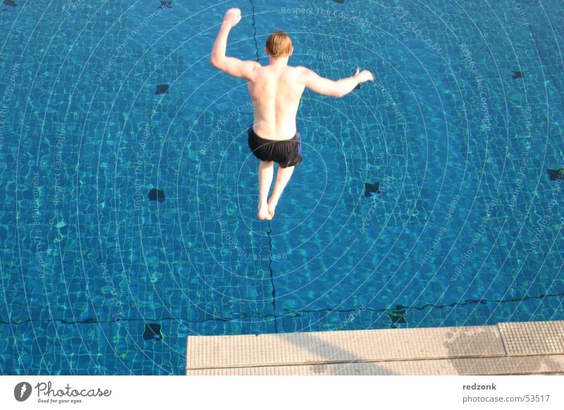Sprung vom Fünfer Freude Sommer Schwimmbad Wasser springen kalt nass blau Mut Sprungbrett Fünfmeterbrett Freibad Farbfoto Außenaufnahme Morgen Rückansicht