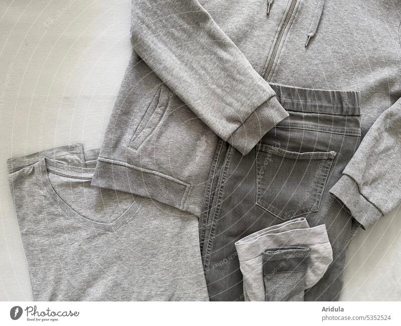 Heute trag‘ ich mal | grau in grau Klamotten Bekleidung Jeans T-Shirt Hoodie Jacke Unterhose Socken Hose Stoff Mode Baumwolle Textil lässig Material Grautöne