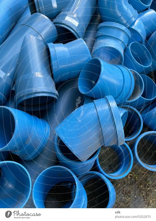 Ein Haufen blauer Rohrstücke | Plastik-Rohre | Straßenbau industriell Industrie Konstruktion Leitung Röhren Rohrleitung Technik & Technologie Industrieanlage