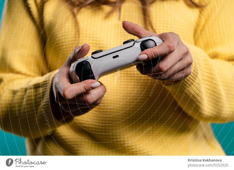 Hände eines Teenagers, der ein Online-Videospiel spielt, Konsolenfernseher mit Joystick Pfeil Schaltfläche Nahaufnahme Computer Kontrolle Regler elektronisch