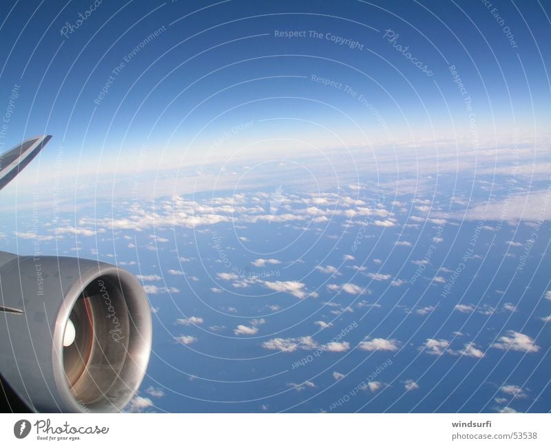 Über den Wolken.... Flugzeug Triebwerke Freiheit Erde blau Luftverkehr Himmel