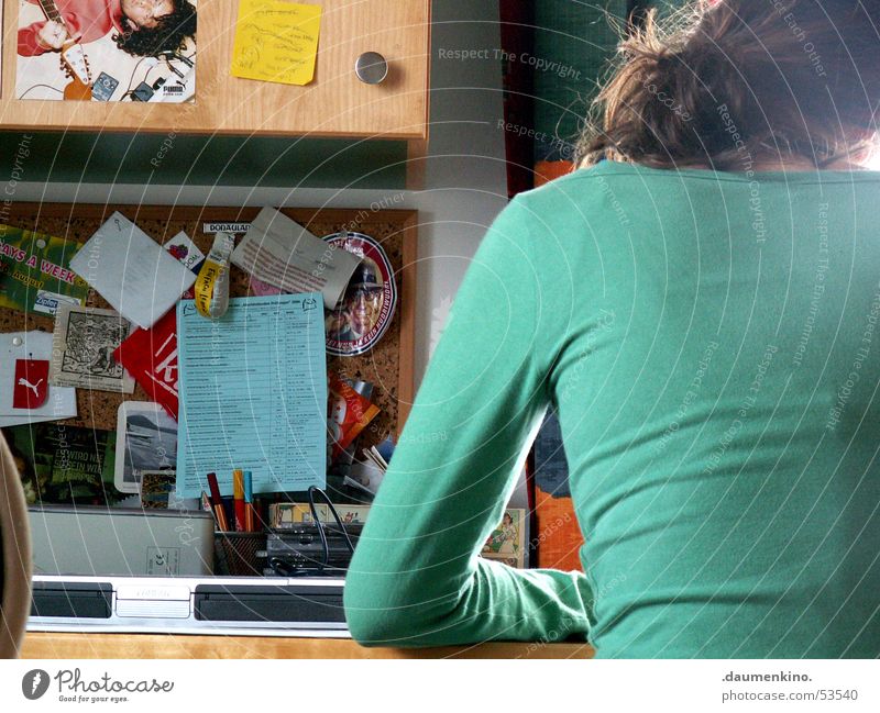 ...am Werk Frau Tisch Arbeit & Erwerbstätigkeit Zettel Hand Licht Vorhang Fenster Schreibstift Schreibtisch Kreativität Haare & Frisuren Rücken