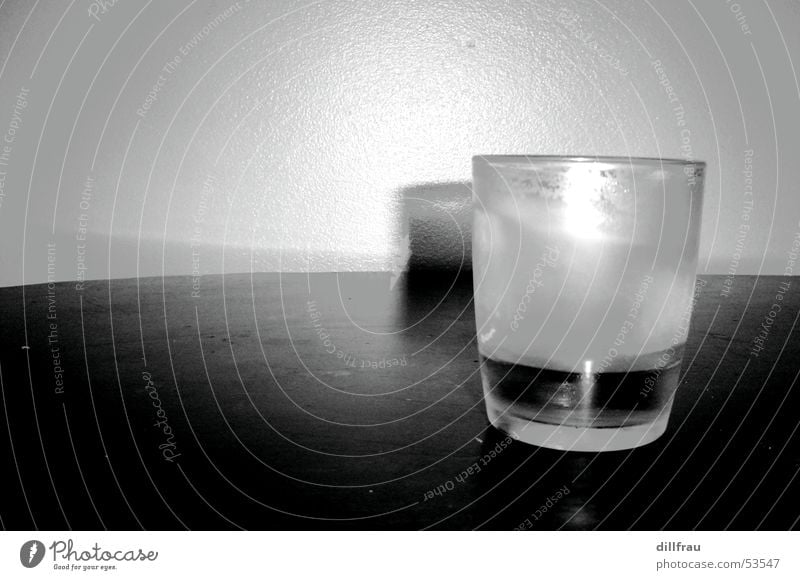 Frostglas Lebensmittel feurig Einsamkeit Frustration Whiskey Spirituosen Rum gefroren schwarz weiß kalt Tisch Wand Cocktail Getränk Gastronomie Eiswürfel