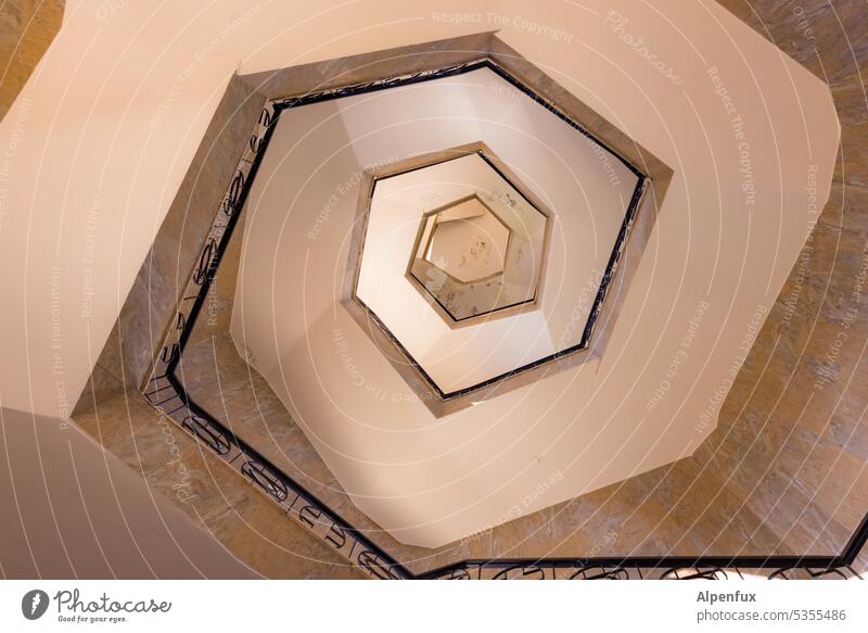 eckig schneckig Treppenhaus Froschperspektive Innenaufnahme Schnecke kantig aufwärts Architektur Treppengeländer Farbfoto schneckenförmig Spirale