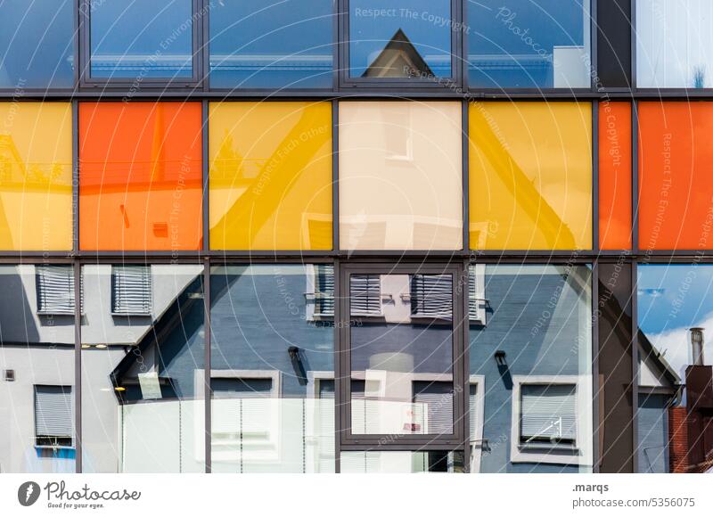 Haus im Haus Fassade modern Architektur Reflexion & Spiegelung alt Kontrast neu Neubau orange gelb Glasfassade Moderne Architektur Stadt