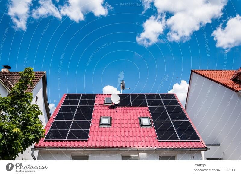 Heimkraftwerk Photovoltaik Himmel Haus nachhaltig Energie modern Energieeffizienz Umweltschutz Solarzellen Dach Solarenergie Erneuerbare Energie