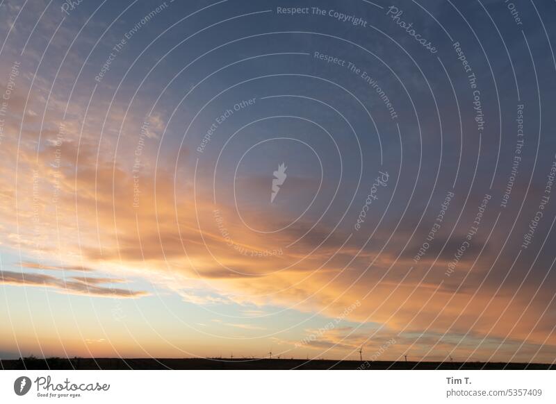 geteilter Abendhimmel mit Windpark Brandenburg Himmel Windkraftanlage Farbfoto Erneuerbare Energie Technik & Technologie Windrad Energiewirtschaft Elektrizität