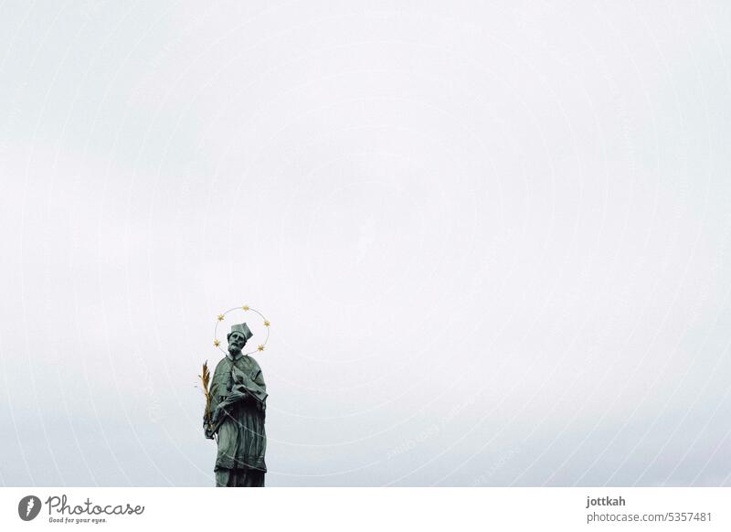 Statue des heiligen Johannes Nepomuk auf der Karlsbrücke in Prag Stadt Tschechien Hauptstadt Europa Reisen Sehenswürdigkeit Bildhauerei Heiliger grauer Himmel