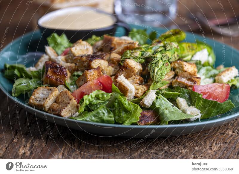 Caesar Salat auf einem grünen Teller Cäsarsalat Brot frisch gesund Mahlzeit Essen Abendessen weiß Gemüse Mittagessen Vorspeise Küche Diät gegrillt Schüssel