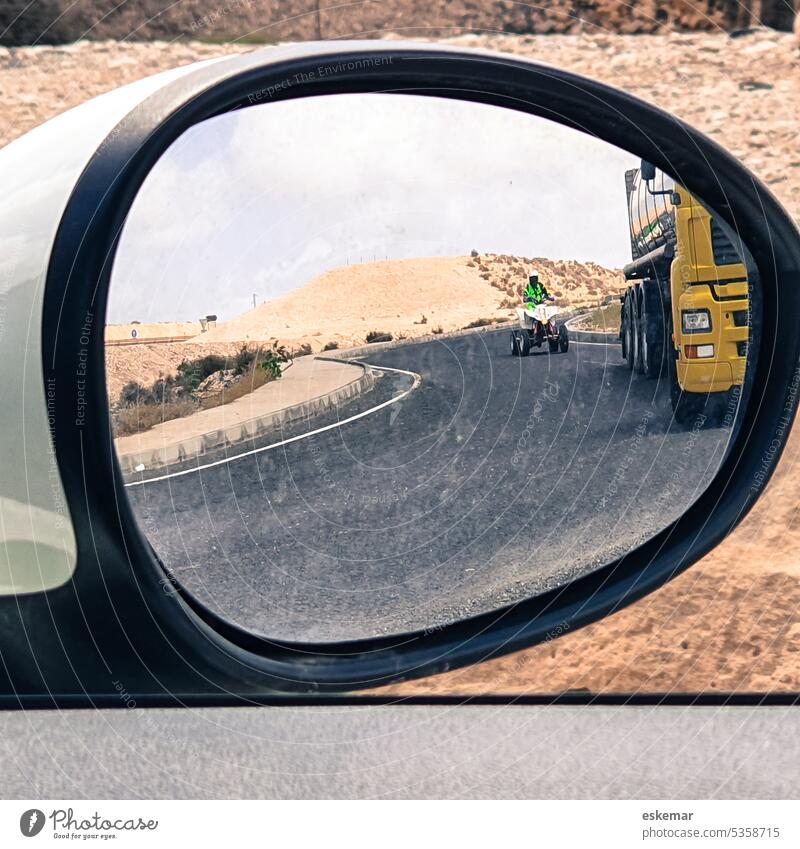 Quad und LKW im Rückspiegel eines Autos, Fuerteventura - ein lizenzfreies  Stock Foto von Photocase