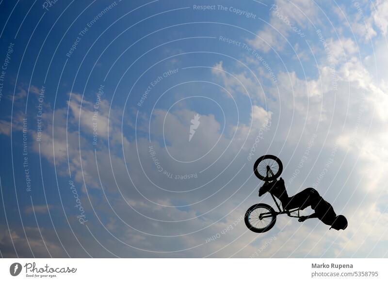 Silhouette eines Extrem-Bikers Extremrad Fahrradsprung Freeride Radfahren bmx Herausforderung Fahrradfahren Gefahr extrem Fliege springend Sprung Risiko