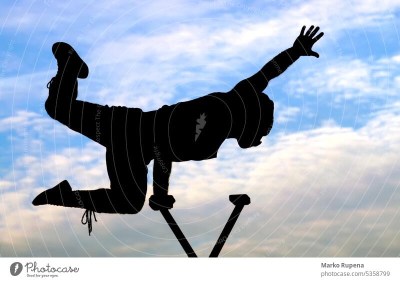 Silhouette eines Zirkusartisten Artist akrobatisch Aktion Beweglichkeit Gleichgewicht Übung Fitness gymnastisch Handstand muskulös Pose Stärke colombazzi