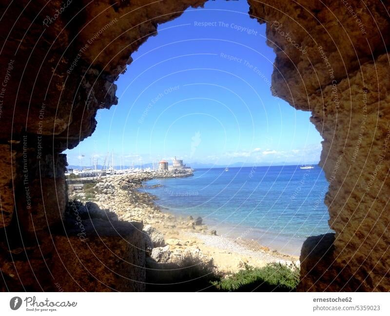 Blick von der Altstadt der Stadt Rhodos durch die Mauer auf den Hafen Griechenland Tourismus Ferien & Urlaub & Reisen Wasser Außenaufnahme Sommerurlaub blau