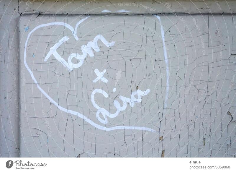 grau in grau I  gemaltes Herz mit Tom + Lisa auf abblätterndem grauen Untergrund Liebe Liebelei Liebesbeweis Blog Gefühle Tom und Lisa Jugendliebe