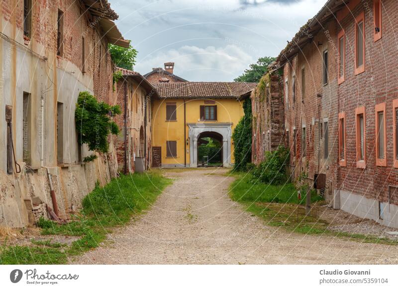 Carpignago, historisches Bauerndorf in der Provinz Pavia, Italien Europa Lombardei pavia Architektur Gebäude Farbe Land Tag Außenseite Bauernhof Blume Gate Haus