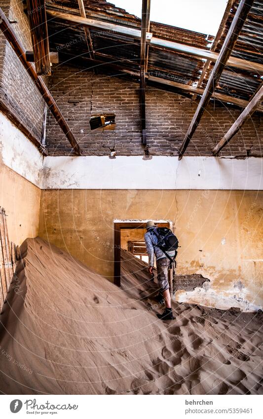 der weg ist versperrt alt kaputt Haus zerstört Naturgewalt zerfall Kolmannskuppe Geisterstadt Ruine Sand Kolmanskop Lüderitz Klimawandel trocken Dürre Abenteuer