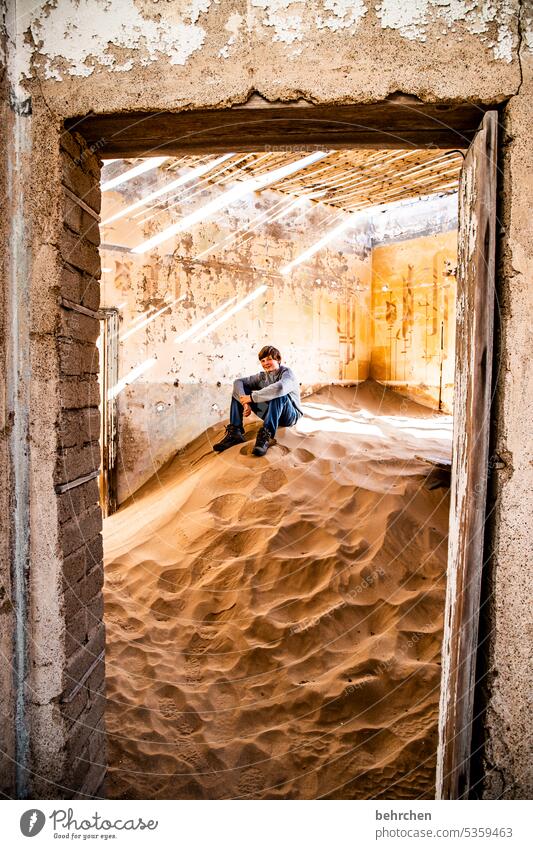 auf sand thronen alt kaputt zerstört Haus Naturgewalt Sonnenlicht Schatten zerfall Licht Junge Kindheit Sand Ruine Geisterstadt Kolmannskuppe Kolmanskop