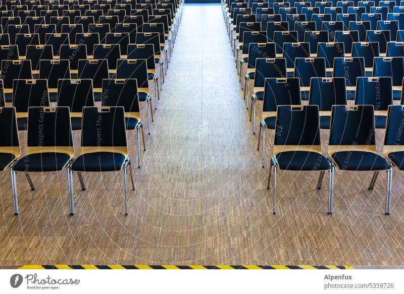 Einer gegen Viele | Gegenüberstellung Zuschauerraum Menschenleer Farbfoto Halle sitzplätze Stühle Sitzgelegenheit Konzerthalle Sitzreihe Stuhlreihe Bestuhlung