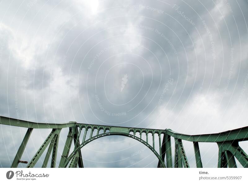 Glienicker Brücke - da gab es historisch einige | Gegenüberstellungen Himmel Wetter Wolken Eisen Architektur Bauwerk Konstruktion Stahlkonstruktion windig