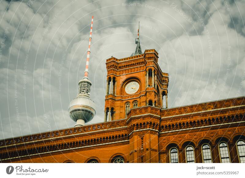 Rotes Rathaus und Fernsehturm völlig daneben Berlin Hauptstadt Stadtzentrum Wahrzeichen Sehenswürdigkeit Berlin-Mitte Himmel Deutschland Wolken postkartenmotiv