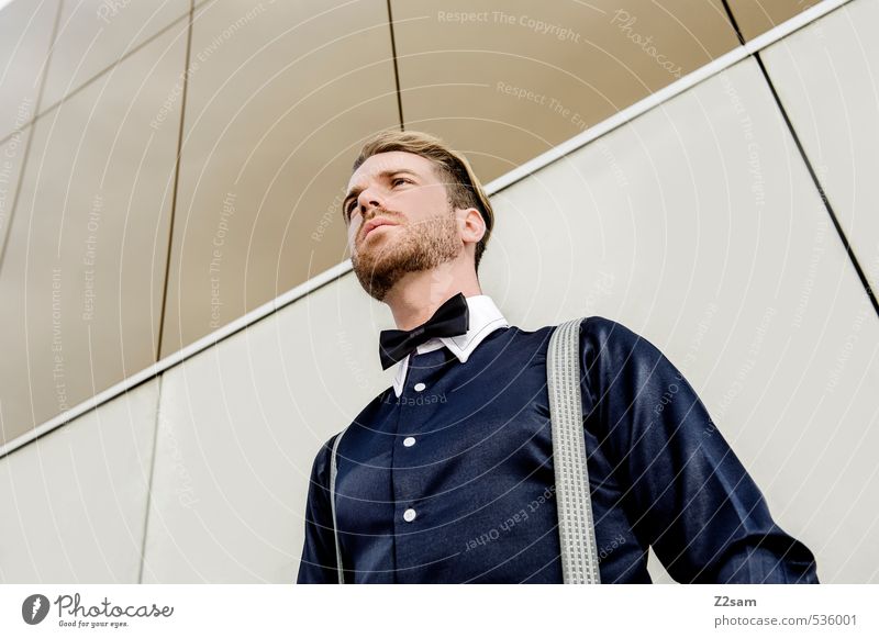 Geschüttelt, nicht gerührt! Lifestyle elegant Stil maskulin Junger Mann Jugendliche 18-30 Jahre Erwachsene Gebäude Architektur Mode Hemd Fliege Hosenträger