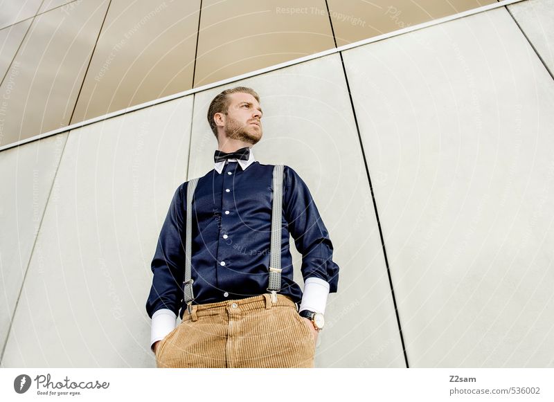 Geschüttelt, nicht gerührt! Lifestyle elegant Stil Design Junger Mann Jugendliche 18-30 Jahre Erwachsene Gebäude Architektur Mode Hemd cordhose Fliege Bart