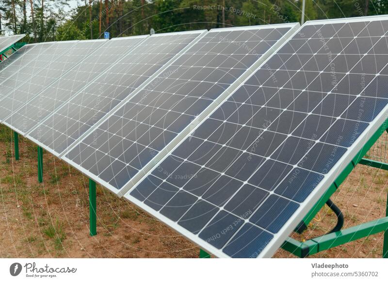 Photovoltaische Solarmodule, Kraftwerk. Nachhaltige Technologie. Alternative Stromquelle solar Station nachhaltig Photovoltaik Elektrizität Panel blau Draht