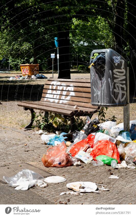 Park in Kreuzberg im Sommer mit Grillmüll Menschenleer Textfreiraum Mitte Strukturen & Formen Textfreiraum oben Muster abstrakt Kontrast Außenaufnahme