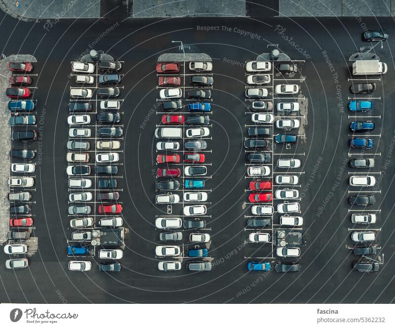 Draufsicht einer Drohne auf eine Menge geparkter Autos auf einem Parkplatz Los PKW parken Dröhnen Top Fahrzeug Verkehr Straße oben Ansicht Antenne Linie Reihe