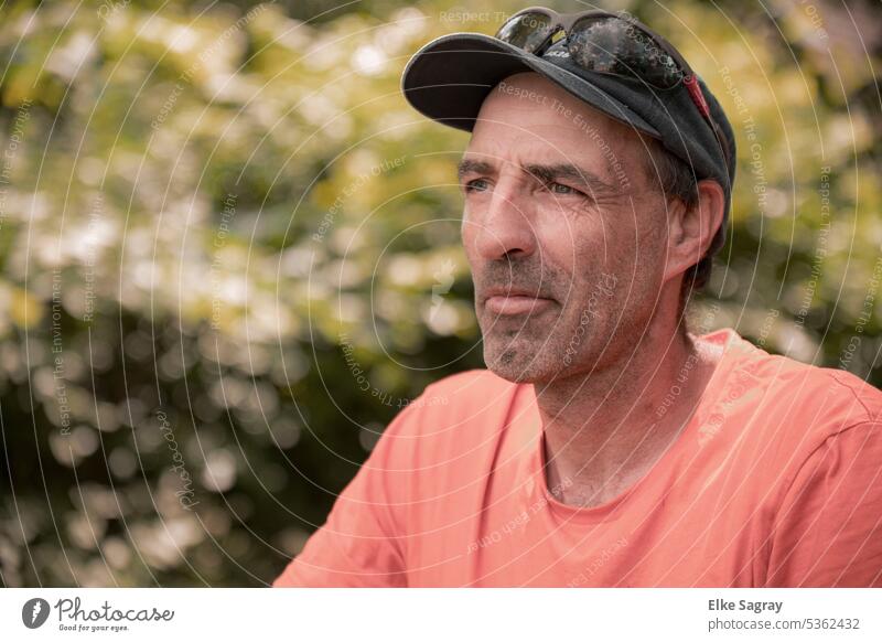 Ein Mann allein in der Natur Junger Mann Porträt 18-30 Jahre Außenaufnahme Jugendliche Erwachsene Schwache Tiefenschärfe Coolness Oberkörper