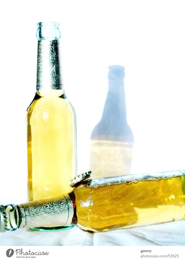Wochenende Bier Bierflasche Flaschenhals Kronkorken trinken Gully flaschenbier gold Alkohol genießen