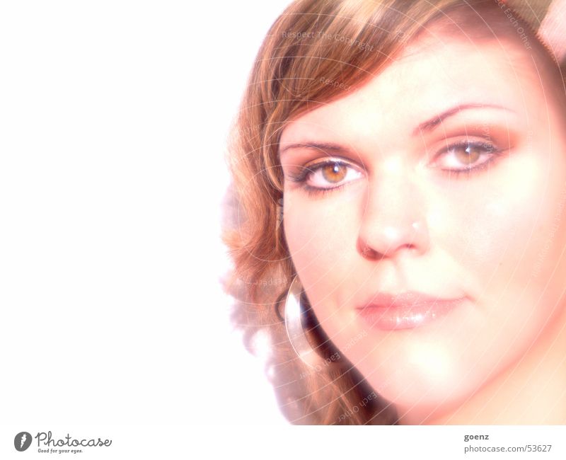 Durchschaut Frau schön Model Beautyfotografie brünett Lippen Gesicht Ohrringe ausdrucksstark Auge Mund Haare & Frisuren Lampe